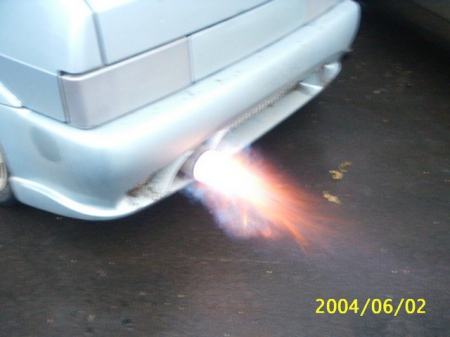 Огонь из выхлопной трубы автомобиля Ваз-2114