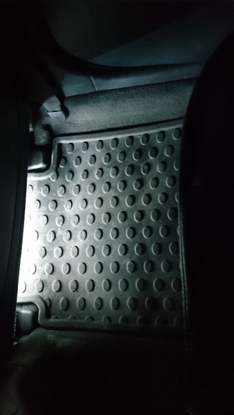 Подсветка ног пассажиров на Toyota Camry ACV40
