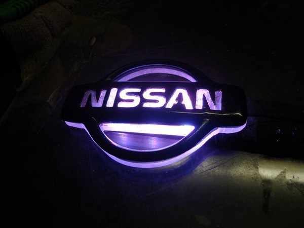 Подсветка логотипа Nissan Sunny