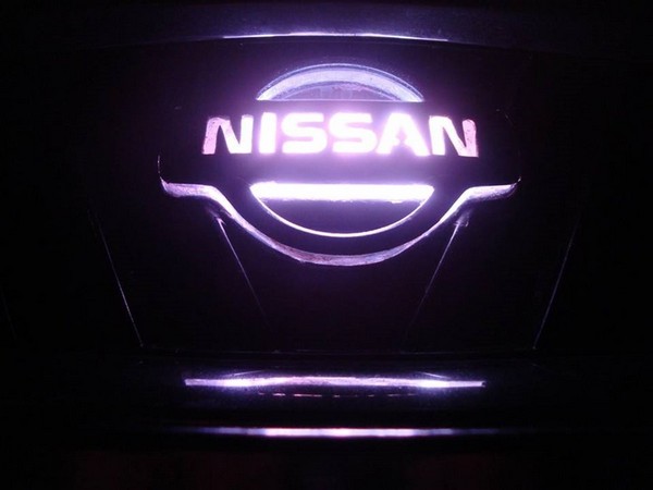 Подсветка логотипа Nissan Sunny