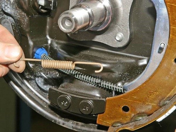 Замена колодок тормозных механизмов задних колес Renault Logan/Sandero (пошаговая инструкция)