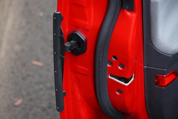 Установка и ремонт системы защиты кромок дверей в Ford Focus 3