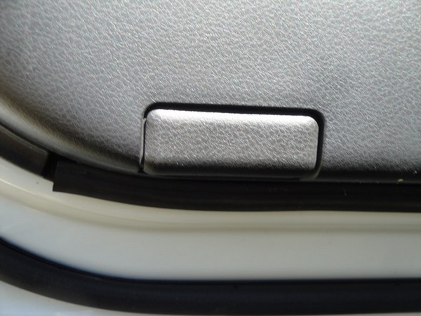 Установка плафонов освещения передних дверей Suzuki Grand Vitara 2