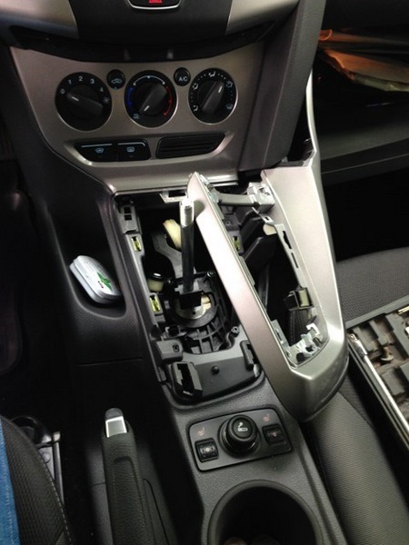 Установка штатного подлокотника Ford Focus 3 Установка штатного подлокотника Ford Focus 3