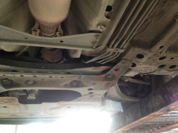 Устранение стуков подрамника Nissan Tiida