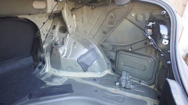 Шумоизоляция задних колесных арок в Toyota Corolla 160