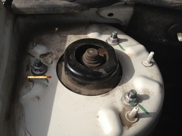 Замена амортизатора правой передней стойки в Chevrolet Captiva