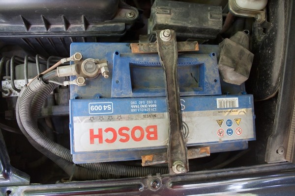 Установка аккумулятора Bosh 74Ач в Шевроле Ниву (ВАЗ 2123) и тестирование резервной АКБ