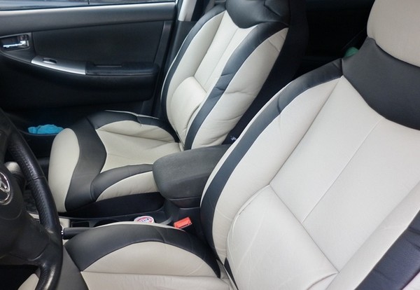 Обтяжка подлокотника Toyota Corolla 120 заменителем кожи Обтяжка подлокотника Toyota Corolla 120 заменителем кожи