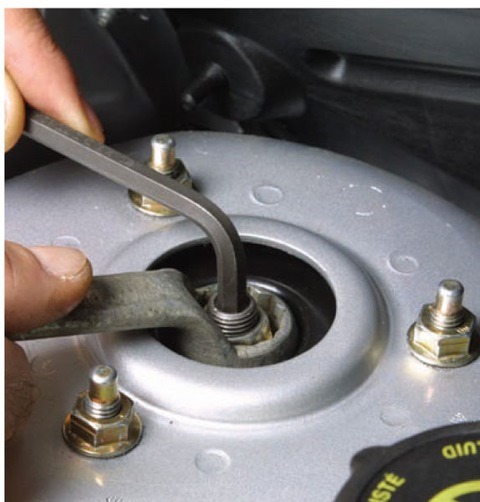 Снятие и установка амортизаторной стойки Ford Focus 1