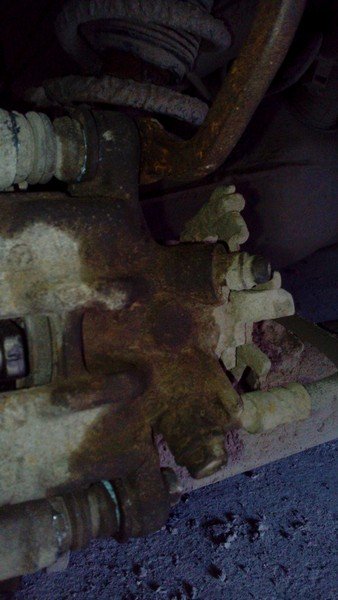 Замена задних тормозных колодок Nissan Almera N16