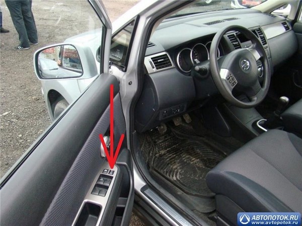 Автоматическая блокировка дверей при начале движения Nissan Tiida