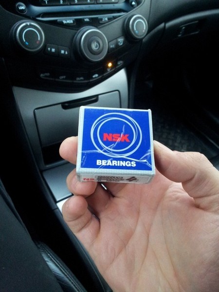 Замена подшипника ролика натяжителя ремня навесного оборудования в Honda Accord 7