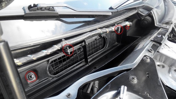 Замена уплотнительной резинки под коробом салонного фильтра Ford Mondeo