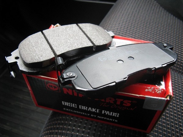 Замена передних тормозных колодок в Nissan Tiida