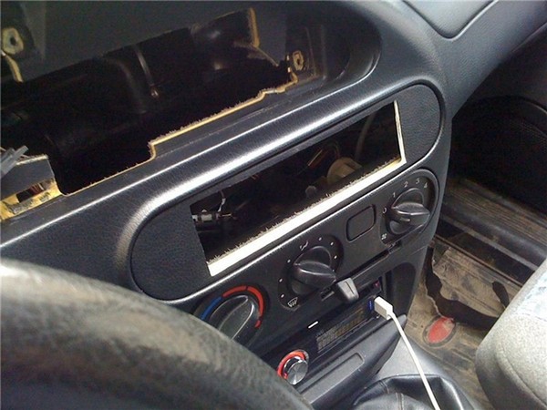 Перенос магнитолы в Шевроле Ниве и 3 типа переходных рамок