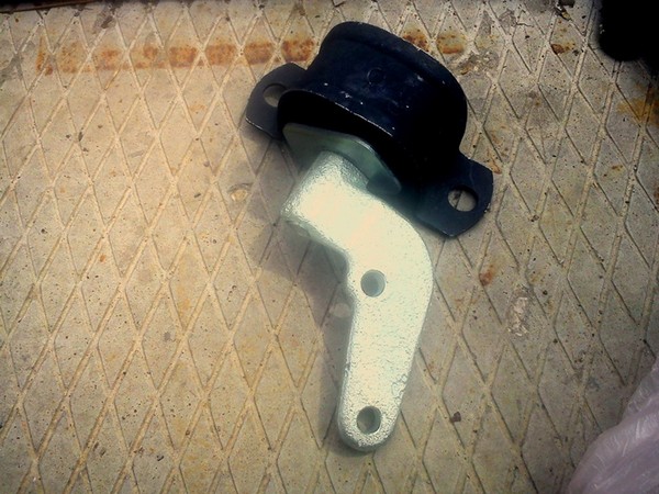 Установка задней дополнительной опоры двигателя от 8 кл. от ВАЗ 2110 в Ладу Приора