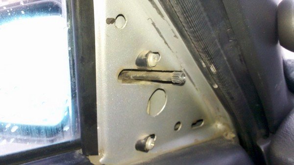 Шумоизоляция треугольников зеркал в ВАЗ 2110, 2111, 2112