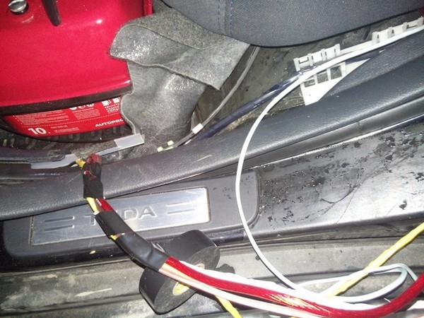 Прокладывание кабеля в Nissan Tiida 