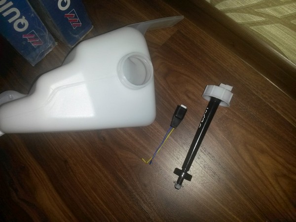 Установка датчика низкого уровня омывающей жидкости в Ладе Приора