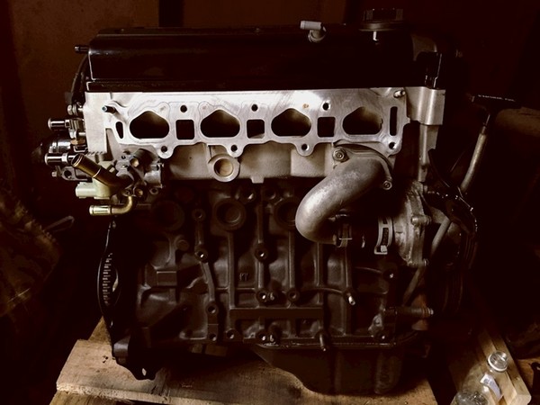 Установка впускного коллектора и дроссельных заслонок двигателя 4AGE Black Top в Toyota Corolla 100