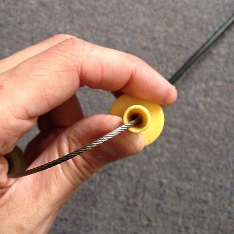 Чистка и смазка троса акселератора в Ford Focus 1