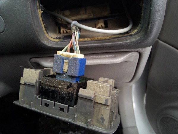 Ремонт механизма складного зеркала заднего вида в Toyota Corolla 110