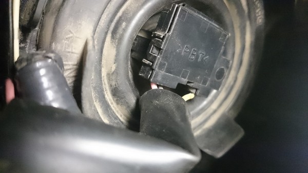 Замена перегоревшей лампы ближнего света Nissan Tiida