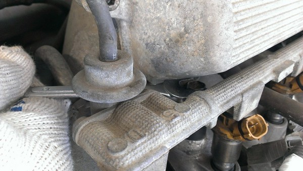Снятие форсунок с двигателя 4a-fe Toyota Corolla 100 Снятие форсунок с двигателя 4a-fe Toyota Corolla 100