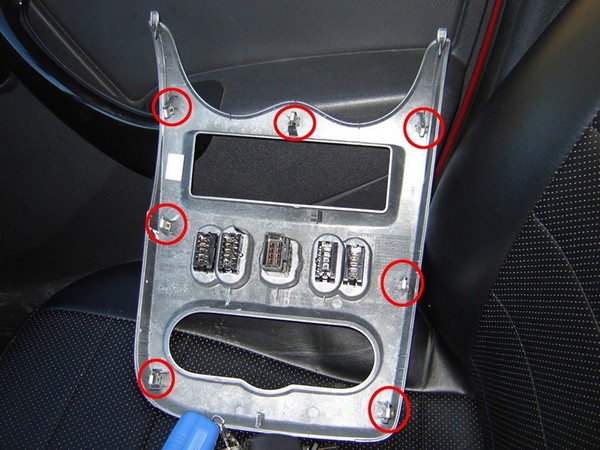Снятие и установка центральной консоли Renault Sandero