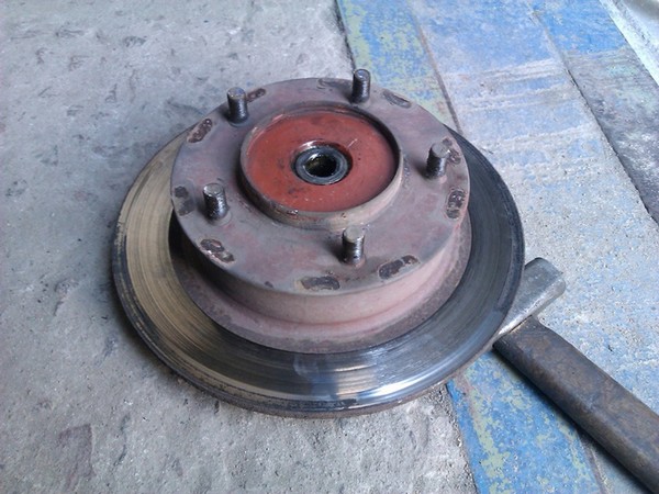 Замена тормозных дисков и колодок НИВА