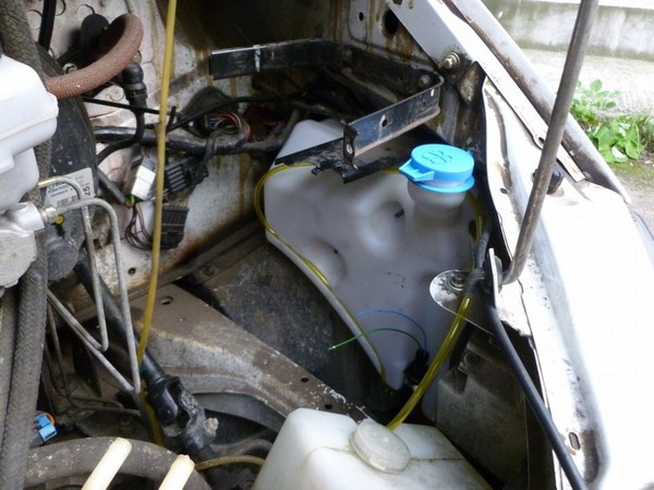 установленный бачок омывателя газель нового образца "в крыло"