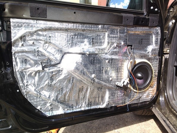 Установка динамиков в передние двери Лада Гранта