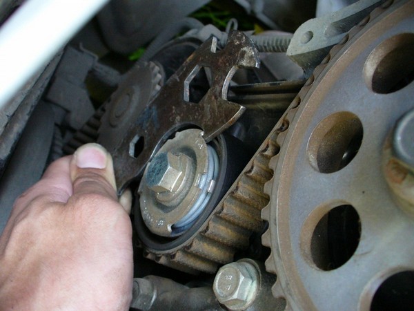 натяжной ролик грм приоры - натягиваем ремень