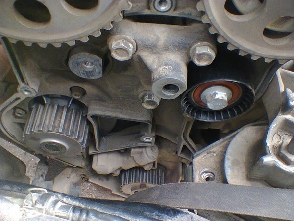 Прикручиваем шкивы распредвалов приоры. Прикручиваем натяжной и паразитный ролики. 