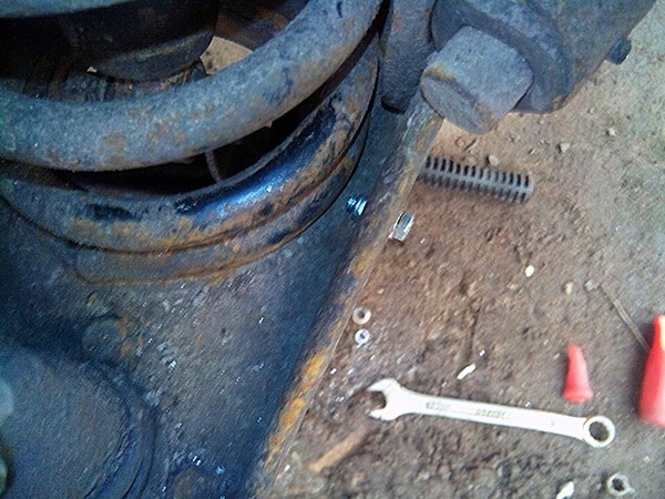 Крепление амортизатора, при сломанной шпильке рычага Ваз 2101-2107